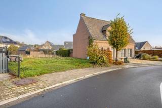 Ontdek deze uitstekend gelegen bouwgrond van 523 m² voor halfopen bebouwing, rustig gelegen in een aangename straat in De Klinge, op wandelafstand...