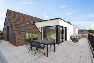 <p><span>Luxe penthouse met tijdelijke actie maatkasten</span></p><p><span> </span></p><p><span>Luxe dakappartement op centrale locatie te Hoogstraten</span></p><p><span>In het stijlvolle nieuwbouwproject Bloemenhof bevindt zich dit penthouse dakappartement met lichte leefruimtes, ruime terrassen en drie slaapkamers.</span></p><p><span>Nu met tijdelijke actie: bij aankoop van dit luxe appartement krijgt u maatwerk kasten gratis, een voordeel van ca 30.000 euro!</span></p><p><span> </span></p><p><span>Indeling</span></p><p><span>U betreedt het appartement rechtstreeks vanuit de lift of middels de trap tot in de inkomhal met gastentoilet en ruimte voor vestiaire, vervolgens betreedt u de ruime en lichte leefruimte met eetkamergedeelte, zitkamer en half open keuken met toegang tot de terrassen. Vanuit de keuken ook toegang tot een ruime berging of bijkeuken.</span></p><p><span>De nachthal geeft toegang tot een technische ruimte met berging, twee slaapkamers welke als bureel en logeerkamer kunnen worden benut en een hoofdslaapkamer met dressingruimte en een ruime volledig uitgeruste badkamer.</span></p><p><span> </span></p><p><span>De terrassen zijn bijzonder ruim (ca 75 m²!) en genieten optimale zon oriëntatie en zelfs zicht op de Catharinakerk!</span></p><p><span> </span></p><p><span>Parkeren</span></p><p><span>Er zijn twee autostaanplaatsen beschikbaar in de ondergrondse parking (tegen meerprijs).</span></p><p><span> </span></p><p><span>Nieuwbouwproject het Bloemenhof is gelegen in het centrum van Hoogstraten, met alle voorzieningen op loopafstand.</span></p><p><span>Het nieuwbouwproject bestaat uit 33 appartementen, 5 woningen, een ondergrondse parkeergarage en een bovengrondse fietsenberging.</span></p><p><span>Bloemenhof is tot in de puntjes afgewerkt en houdt rekening met de hedendaagse architectuur, energienormen, maximale privacy en een aangename, groene omgeving.</span></p><p><span>De afwerking van de woongelegenheden kiest u volledig zelf conform de budgetten opgenomen in het lastenboek. Verkoopprijzen zijn exclusief belastingen.</span></p><p><span> </span></p><p><span>Meer informatie beschikbaar via ons kantoor.</span></p><p><span> </span></p>