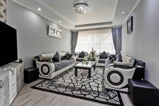 <p><span>Ben je op zoek naar een ruim en comfortabel appartement op het gelijkvloers in een klein en rustig gebouw? Dit instapklare appartement biedt veel licht, luxe en buitenruimte, een zeldzame combinatie!</span></p><p><span> </span></p><p><span>Indeling:</span></p><p><span>Ruime inkomhall</span></p><p><span>Lichtrijke living met grote raampartijen aan de straatkant</span></p><p><span>Aparte eetkamer voor gezellige diners</span></p><p><span>Volledig ingerichte keuken in tijdloze witte afwerking, met alle comfort en een ontbijthoek (nieuw van 2015)</span></p><p><span>Toegang tot de tuin met overdekt terras. Hier geniet je het hele jaar door van de buitenlucht!</span></p><p><span>Drie slaapkamers</span></p><p><span>Luxueuze badkamer met inloopdouche (nieuw van 2015)</span></p><p><span>Berging, kelder en garage inbegrepen</span></p><p><span> </span></p><p><span>Bijzonderheden:</span></p><p><span>EPC Energielabel C - 264 kwh/(m² jaar)</span></p><p><span>Geen renovatieplicht.</span></p><p><span>Het appartement is asbestveilig</span></p><p><span>CV op gas</span></p><p><span>Overal dubbele beglazing met PVC kader (nieuw van 2015) en overal elektrische rolluiken</span></p><p><span>Vaste kosten:  72/maand (inbegrepen: water, blokpolis, syndicus)</span></p><p><span>P-score: B</span></p><p><span>G-score: B</span></p>