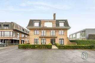 Gelijkvloers appartement in een kleinschalige residentie met privatieve tuin en staanplaats, ideaal als investering of voor eigen bewoning. Gelegen...