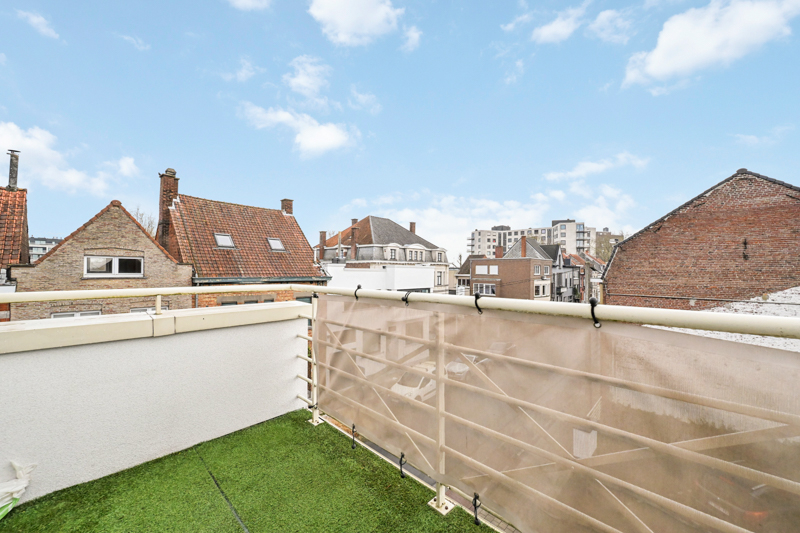 Roeselare : Ruim en lichtrijk hoekappartement gelegen op de tweede verdieping in een aangenaam woonerf met 1 slpks 83 m². - foto 2