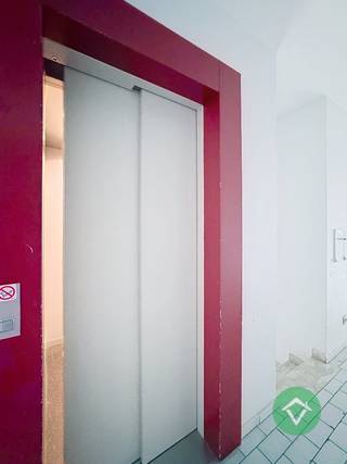 Deze charmante bemeubelde studio is gelegen in het bruisende Middelkerke en is ideaal voor wie op zoek is naar een gezellige thuis of tweede verblijf met alle nodige voorzieningen. De studio is gelegen op de 3de verdieping en is bereikbaar via de lift of trap.<br /><br />Indeling: woonkamer met open keuken, badkamer, toilet, berging - gemeenschappelijke fietsenberging.<br /><br />De ligging is ideaal, op wandelafstand van het strand en de zee, maar ook dichtbij winkels, restaurants en openbaar vervoer. Met een mooi open zicht op het Normandpark en bijna heel de dag zon kan je volop genieten. Het is de perfecte uitvalsbasis om te genieten van al het moois dat Middelkerke te bieden heeft.