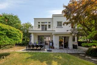 <p>Op een bijzonder fijne locatie in een aangename woonwijk, vlakbij het centrum van Dilbeek, bevindt zich deze karaktervolle architectenwoning uit het interbellum. De woning is een mooi voorbeeld van de architectuur uit die periode, waarin invloeden van art deco, traditionalisme en strak modernisme samenkomen. Opvallende volumes, ambachtelijk metselwerk, geometrische vormen en grote raampartijen geven de woning haar uitgesproken karakter en zorgen bovendien voor een overvloed aan natuurlijk licht. Heel wat authentieke elementen bleven mooi bewaard en worden vandaag gecombineerd met hedendaags wooncomfort.</p><p> </p><p>Achter de charmante gevel wordt u verwelkomd in een mooie inkomhal die meteen de authentieke sfeer en architecturale eigenheid van de woning weerspiegelt. Een apart toilet en een ruime centrale hal leiden naar de verschillende leefruimtes.</p><p>De royale leefruimte is een absolute blikvanger, met een prachtige parketvloer, veel natuurlijk licht en een warme uitstraling. Aansluitend bevindt zich de keuken met gezellige eethoek. Daarnaast beschikt de woning over een aparte bureauruimte en een vestiaire-/multifunctionele ruimte die naar eigen behoefte kan worden ingericht.</p><p>Vanuit de leefruimtes is er toegang tot het mooie terras en de heerlijke tuin. Een groene oase met veel privacy en verschillende gezellige hoekjes waar u op elk moment van de dag een aangename plek vindt om te ontspannen, te genieten of gasten te ontvangen.</p><p> </p><p>Op de eerste verdieping bevinden zich vier slaapkamers en een badkamer met zowel een douche als een ligbad. De hoofdslaapkamer heeft als extra troef een rechtstreekse toegang tot een groot terras, terwijl ook de slaapkamer aan de voorzijde toegang biedt tot een balkon.</p><p>De zolderverdieping biedt nog bijkomend potentieel en kan naar eigen wensen worden ingericht: een hobbyruimte, speelruimte of atelier behoren tot de mogelijkheden.</p><p>De woning is grotendeels onderkelderd en beschikt bovendien over een grote garage, wat zorgt voor praktische bergruimte.</p><p> </p><p>Ook energetisch werd de woning recent grondig aangepakt. Zo werden onder meer nieuwe ramen geplaatst, 18 zonnepanelen met batterij geïnstalleerd, het dak vernieuwd en geïsoleerd en een nieuwe gasketel geplaatst. Zo blijft het uitgesproken interbellumkarakter behouden, terwijl de woning tegelijk geniet van hedendaags comfort en een verbeterde energie-efficiëntie.</p><p>De authentieke architectuur vormt hier duidelijk de basis. Tegelijk biedt de woning ruimte om bepaalde vertrekken naar eigen smaak verder te verfijnen en te actualiseren. </p><p> </p><p>De ligging is bijzonder praktisch: op wandelafstand van het centrum van Dilbeek via fiets- en voetgangerstunnel en van winkels, scholen en openbaar vervoer. Tegelijk geniet u van de rust en het aangename karakter van een fijne woonwijk.</p><p>Een bijzondere architectenwoning met een uitgesproken interbellumkarakter, royale ruimtes en een prachtige parktuin. Een unieke combinatie van architecturale eigenheid, authenticiteit, ruimte en hedendaags wooncomfort, op een gegeerde locatie in Dilbeek.</p>