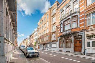 Dit ruime appartement van 128m² is gelegen vlakbij het Station, de Bondgenotenlaan en het Ladeuzeplein in een statig gebouw met hoge plafonds en parketvloeren.   Het strekt zich uit van de voorzijde tot de achterzijde met mooi uitzicht.  Indeling met een ruime inkomhal met aparte berging/vestiaire, een grote leefruimte in parketvloer, hoge plafonds (2m85), grote ramen en veel lichtinval alsook een aparte ingerichte keuken.  Via de nachthall met apart toilet bereiken we de 3 slaapkamers (ook in parketvloer) en een ingerichte badkamer.<br />Ondergronds beschik je over een privatieve voorraadkelder en op de zolderverdieping is er tevens een privatieve berging voorzien.<br />Achteraan het gebouw is er een ruime garagebox met poort optioneel bij aan te kopen (35.000 Euro), makkelijk bereikbaar via de straatzijde.<br />EPC label C, score 255 - asbestveilig - elektriciteit is conform.<br />Indien u dit appartement graag bezoekt dan kan u mij steeds bereiken via 0477284876 of via  mail vincent@immojanstas.be.  Bijkomende info (EPC, bodemattest, elektriciteitsattest, enz...) kan U hier downloaden ↓
