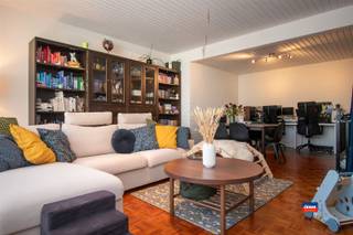 <p><span>2020 ANTWERPEN | RUIM, INSTAPKLAAR APPARTEMENT MET TWEE SLAAPKAMERS | EPC A | </span></p><p><span>Indeling als volgt: ruime inkomhal met vestiaire/opbergplaats - ruime leefruimte - geïnstalleerde keuken met veel opbergruimte en aansluiting wasmachine/droogkast - badkamer met ligbad/douche en lavabomeubel - apart toilet - 2 slaapkamers - kelder. </span></p><p><span>De gemeenschappelijke kosten bedragen 185,00 EUR per maand (verwarming, water, syndicus, polis, onderhoud, minuterie...). </span></p><p><span>Het dak en de lift zijn conform. Elektrische installatie conform het AREI. Dit prima onderhouden appartement is centraal gelegen op de eerste verdieping van gebouw met lift. </span></p><p><span>Uitstekende verbinding van alle grote uitvalswegen en het centrum van Antwerpen. Openbaar vervoer, scholen en winkels zijn op wandelafstand. </span></p><p><span> </span></p><p><span> </span><span>D</span><span>it </span><span>stijlvolle appartement van 107 m² in Antwerpen </span><span>c</span><span>ombineert ruimte, comfort en moderne afwerking. Het </span><span>beschikt over 2 slaapkamers en 1 badkamer, ideaal voor </span><span>kopp</span><span>els of gezinnen.</span></p><p><span>De lichtrijke woonkamer met houten vloeren en haard vormt het hart van het appartement. De open indeling verbindt een gezellige zithoek met een modern eetgedeelte.</span></p><p><span>De keuken is volledig uitgerust met witte kasten, inbouw toestellen en voldoende bergruimte, en sluit mooi aan op de leefruimte.<br />Beide slaapkamers zijn ruim, rustig en genieten van veel natuurlijk licht.</span></p><p><span>De badkamer is uitgerust met een bad; een apart toilet zorgt voor extra comfort. De ruime inkomhal biedt bijkomende opbergruimte.</span></p><p><span>Een verzorgd en functioneel appartement op een uitstekende locatie.</span></p><p><span> <b>Extra troeven:</b></span><span><b></b></span></p><p><span>- Royale woonkamer met veel lichtinval</span></p><p><span>- Nieuw Hoogrendementsglas </span></p><p><span>- Gerenoveerde keuken met veel ingemaakte kasten, aansluiting voor wasmachine en droogkast</span></p><p><span>- Gunstig EPC (A)</span></p><p><span>- In de nabijheid van scholen, openbaar vervoer en winkels</span></p><p><span>- Extra bergplaats</span></p><p><span> </span></p><p><span> </span></p>