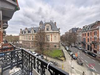 SAINT-GILLES: Op het Gemeenteplein van Saint-Gilles en dicht bij alle voorzieningen, appartement met 1 slaapkamer van +/-59m².Op de 2e verdieping...