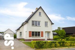 Te renoveren woning op een perceel van 4.732,55 m². <br /><br />Deze gezinswoning verwelkomt je via een inkomhal die leidt naar een lichtrijke en aangename leefruimte, met aansluitend een gezellige eethoek. Voorts kom je uit in de keuken, van waaruit je de kelder kan betreden, wat zorgt voor extra opbergruimte. Voorts is er ook nog een berging met aansluiting voor de wasmachine hierna bevindt zich ook een apart toilet en de badkamer met douche. <br /><br />De eerste verdieping telt 3 volwaardige slaapkamers, alsook een berging die ingericht kan worden als dressing.<br /><br />Buiten bevindt zich een gezellig terras, met aansluitend de garage/bergruimte. Verder beschikt de woning over een ruime tuin die achteraan in verbinding staat met een aangrenzende bouwgrond.<br /><br />Deze bouwgrond biedt diverse mogelijkheden en is uitermate geschikt voor vrije beroepen, maar ook voor het houden van dieren, zoals paarden of andere landbouw- en hobbydieren.<br />De woning zelf beschikt over aanzienlijk potentieel en biedt bovendien de mogelijkheid tot uitbreiding met een kantoorruimte, wat ze extra interessant maakt voor zelfstandigen of mensen met een beroepsactiviteit aan huis.<br /><br />Het pand is centraal gelegen in Zittaart, Meerhout met uitstekende verbinding met de E313.<br /><br />EPC F: 929 Kwh/m²<br /><br />Voor meer informatie of een bezoek ter plaatse, kan u contact opnemen met IMMO SP via 014 59 10 20 of mailen naar jill@immosp.be. Benieuwd naar de waarde van uw eigen woning? Vraag vrijblijvend een gratis verkoopanalyse aan – wij helpen u graag verder!