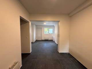 LEDE - Gerenoveerde woning met tuintje in de dorpskern.<br /><br />Inschrijven voor het geplande bezoekmoment kan via onze website => www.immoderas.be/afspraak-instructies<br /><br />Deze gerenoveerde woning bevindt zich op wandelafstand van het station. Verschillende winkels en scholen zijn in de directe omgeving.<br />De E40 bereikt u binnen de 10 min.<br /><br />De woning omvat een leefruimte, geïnstalleerde keuken (vaatwasser, oven, koelkast, keramische kookplaat, badkamer (douche, toilet, wastafel), 4 grote slaapkamers en één kinderkamer. Verder beschikt de woning over een gezellig terras met grastuintje.