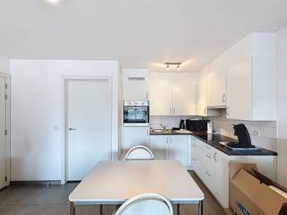 Appartement in centrum Roeselare. De indeling is als volgt: leefruimte met open keuken en terras, aparte berging, apart toilet, één slaapkamer en een...