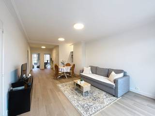 Dit volledig gerenoveerde appartement met uniek zicht op de Brugse reitjes is te huur in het centrum van Brugge. Het appartement telt twee slaapkamers en combineert comfort met een topligging. Indeling: - 2°V.: woonkamer (32 m²) - keuken voorzien van inductie kookplaat, dampkap, frigo, diepvries, vaatwas en oven (7 m²) - twee slaapkamers (14 m² - 11 m²) met balkon - badkamer voorzien van douche, lavabo en aansluiting wasmachine (4 m²)- Kelderberging - Zolderberging - GarageboxAlgemeen:- Huurprijs appartement: €1.050,00/maand incl. garagebox- Provisie gemeenschappelijke kosten: €50,00/maand- Beschikbaar vanaf 01/09/2026Troeven:- Lichtrijk- Centraal gelegen &amp; omgeven door winkels- Volledig gerenoveerdDe snelste manier om een bezoek te brengen aan dit pand? Vraag je bezoek aan via de roze knop op onze website (www.dewaele.com) en je wordt gecontacteerd door één van onze verhuurexperten.