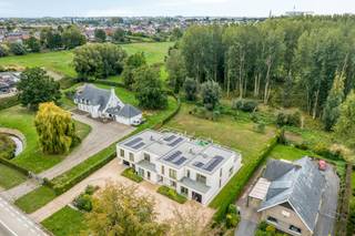 Gelegen aan de Gentsesteenweg te Erondegem (Erpe-Mere) woon je hier bijzonder rustig én bijzonder vlot bereikbaar. De kleinschalige residentie 't Hemelsveld is zowel vooraan als achteraan omgeven door natuurgebied. Alle dagelijkse voorzieningen liggen in de onmiddellijke omgeving: bakker, slager, apotheek, grootwarenhuis, tankstation en horeca. De bushalte bevindt zich op 100m en de oprit van de E40 op 3 km.<br /><br />Deze moderne halfopen bebouwing van 20m diep en 7m breed telt ongeveer 236 m² woonoppervlakte op een perceel van circa 5a07ca, met een zuidgerichte tuin van 25 m diep. De woning werd gebouwd volgens de strengste normen inzake isolatie en ventilatie, en dat laat zich voelen: overvloedig licht, een uitgesproken ruimtegevoel en een opvallend akoestisch comfort dankzij de driedubbele beglazing.<br /><br />Op het gelijkvloers brengt de zij-inkom je in een zeer ruime leefruimte van 70m². De open keuken sluit aan op een praktische berging. Verder vind je hier een slaapkamer (of thuisbureau) met eigen badkamer, een apart gastentoilet en een inpandige garage. Het aansluitende terras is voorzien van een buitendouche en de aansluitingen voor een buitenkeuken, ideaal om in de zomermaanden volop buiten te leven.<br /><br />De verdieping telt drie bijkomende slaapkamers, een ruime badkamer, een apart toilet en een extra ruimte die zich uitstekend leent als dressing of bureau. Het hoogtepunt is de rechtstreekse toegang tot het zonneterras op de verdieping, met zicht op de tuin en het bos.<br />Voor de woning bevinden zich er nog 3 autostaanplaatsen.<br /><br />Technisch is deze woning uitzonderlijk doordacht. De combinatie van passiefbouw en zonnepanelen zorgt voor een aanzienlijk lager energieverbruik. Een regenwaterput van 10.000 liter met bijhorend zuiveringssysteem levert bijzonder zacht water, wat het verbruik van leidingwater sterk terugdringt. De driedubbele beglazing is zonwerend uitgevoerd.<br /><br />Troeven:<br />Zuidgerichte tuin van 25 m diep met meerdere terrassen<br />Ruime leefruimte van 70 m² met veel lichtinval<br />Driedubbele zonwerende beglazing <br />Regenwaterput van 10.000 l met zuiveringssysteem<br /><br />Bestuursmaatregelen in het maatregelenregister: nee