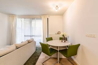 <p>Recent 2-slaapkamer appartement op Linkeroever, met terras en uitstekende bereikbaarheid.</p>
<p>Dit gelijkvloers appartement bevindt zich in de gegeerde en recente Regatta-wijk in Linkeroever. Het appartement is momenteel verhuurd en vormt daardoor een interessante investering voor wie op zoek is naar een eigendom met onmiddellijk rendement. De lichtrijke leefruimte sluit aan op het gezellige terras, vlakbij het mooie binnenplein, ideaal om rustig buiten te genieten. Dankzij de ligging in een residentiële en groene omgeving, vlak bij openbaar vervoer, parken, treinstation en belangrijke invalswegen, combineert dit appartement comfortabel wonen met een vlotte bereikbaarheid. Een staanplaats is optioneel mee aan te kopen voor € 30.000.</p>
<p>Belangrijkste ruimtes:<br />• Woonkamer (24 m²) met aangename lichtinval en toegang tot het terras<br />• Keuken (6 m²) praktisch ingericht aansluitend aan de leefruimte<br />• Terras (5 m²) ideaal voor een gezellig zitmoment buiten<br />• Slaapkamer (10 m²) geschikt als hoofdslaapkamer<br />• Slaapkamer (8 m²) ideaal als kinder-, logeer- of bureauruimte<br />• Badkamer (4 m²) met apart toilet<br />• Berging (2 m²) voor extra opslagruimte<br />• Kelderberging inbegrepen<br />• Staanplaats optioneel mee aan te kopen voor € 30.000</p>
<p>Troeven:<br />• Recent gebouw met EPC A in de populaire Regatta-wijk<br />• Verhuurd appartement met investeringspotentieel<br />• Gelijkvloers appartement met terras en optionele staanplaats</p>
<p>Neem vandaag nog contact op met je ERA-makelaar voor een bezoek. JOUW DROOMAPPARTEMENT. ZO GEVONDEN!</p>