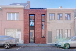 <p>In het hart van Herentals ligt deze knap gerenoveerde woning met parkeerplaats op eigen perceel. Op het gelijkvloers bevinden zich een ruime inkomhal met apart toilet, een berging waar plaats voorzien is voor wasmachine en droogkast, en een lichtrijke leefruimte met open keuken en patio. Op de eerste verdieping zijn 2 slaapkamers aanwezig, verder is hier nog een badkamer aanwezig die voorzien is van douche, dubbele wastafel en toilet. In de nachthal kan toegang genomen worden tot de bergzolder via het zolderluik. Er is ook nog een kelder aanwezig, deze heeft toegang via een (verborgen) deur onder de trap in de inkomhal. Het perceel is langs de achterzijde bereikbaar via een sertivitudeweg. Deze woning werd afgewerkt met oog voor detail en kwaliteitsmaterialen en is schilderklaar. Ze is voorzien van vloerverwarming en ventilatie D. Er mag nog een carport/tuinberging geplaatst worden. De kleur van de afwerking van de spatwand in de keuken kan nog door de koper gekozen worden. Verkoop onder registratierechten. Maak snel uw afspraak! </p>