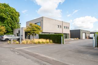 Mooi ingericht kantoorgebouw van +/- 335m² bestaande uit inkomhal met ontvangstbalie, open space kantoorruimte, keuken, toiletten en 2 vergaderzalen op het gelijkvloers + bureel, zithoek, kitchenette en vergaderzaal op verdiep. Verder is er een polyvalente ruimte met eetzaal en bar van +/- 184m². <br />De loods met 2 sectionaalpoorten en gepolierde betonvloer meet +/- 800m². Er zijn 60 zonnepanelen aanwezig.<br /><br />De grondoppervlakte bedraagt 2.691m².<br /> 