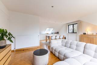 Bent u op zoek naar een gezellig dakappartement met 2 slaapkamers en groot terras in Brasschaat? Dan presenteren we u graag deze mooie eigendom...