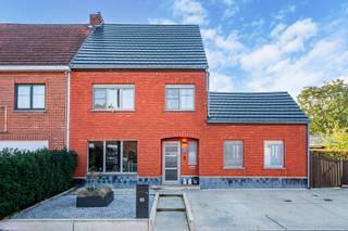 <p><u><strong>TROEVEN:</strong></u><br />+ Grote tuin<br />+ Elektriciteit conform<br />+ Geen renovatieplicht<br />+ Rustige ligging met goede verbindingen<br /><br />Welkom in deze charmante eengezinswoning gelegen in het mooie Genebroek, Meerhout. Omringd door een groene omgeving en een ruim perceel van 2.082m², biedt deze halfopen woning tal van mogelijkheden om jouw thuis te creëren. Met een slimme indeling is de woning perfect voor zowel gezinnen als voor degenen die op zoek zijn naar een rustige plek met voldoende buitenruimte. De natuurlijke elementen rondom zorgen voor een serene sfeer, terwijl je toch makkelijk toegang hebt tot de voorzieningen van de regio.<br /> </p>

<p>De woning beschikt over een gezellige woonkamer die uitnodigt tot gezellige momenten met vrienden en familie. Dankzij de aanwezigheid van zowel een pelletkachel als airco is het er het hele jaar door zalig toeven. De aansluitende modern ingerichte keuken met keukeneiland en zicht op de tuin stelt je in staat om culinaire hoogstandjes te bereiden. In de badkamer geniet je van een verkwikkende douche of deugddoend bad.<br /><br />Op de eerste verdieping zijn drie slaapkamers aanwezig, ideaal voor het creëren van persoonlijke ruimtes. Bovenop dit alles biedt de woning ook een zolder, perfect voor extra opbergruimte.<br /><br />Dankzij de rolluiken geniet je niet enkel van privacy, maar houd je de zon buiten wanneer nodig. De zonnepanelen houden je energiefactuur betaalbaar.<br /> </p>

<p>Met een florissante tuin rondom de woning heb je volop mogelijkheden om buiten te genieten, of het nu gaat om een rustige middag in de zon of het organiseren van een barbecue met vrienden. Deze woning is een geweldige kans voor wie op zoek is naar ruimte, rust en de mogelijkheid om te groeien. Mis deze kans niet om jouw nieuwe thuis te ontdekken en te ervaren wat Genebroek te bieden heeft.<br /><br />Kortom, dit huis vormt een uitstekende basis om verder te personaliseren en je eigen stempel te drukken.<br />*Stedenbouwkundige inlichtingen in aanvraag.<br /><br /><u><strong>CONTACT:</strong></u><br />Als je op zoek bent naar een huis dat ruimte combineert met rust, dan is deze woning de ideale keuze. <br />Contacteer mij voor meer info of voor een vrijblijvende afspraak via 0475/47.44.50. Ik verwelkom je graag in jouw toekomstige thuis.<br /><br /><em>De vermelde oppervlaktes zijn slechts indicatief. Katrien Wouters - creating IMMOtions kan niet verantwoordelijk gesteld worden voor de juistheid van de aan haar verstrekte gegevens.<br />Het standaardtarief aan registratierechten voor bestaand vastgoed bedraagt 12%. Voor een meer gedetailleerd overzicht voor jouw situatie kan je een simulatie maken op www.notaris.be</em></p>