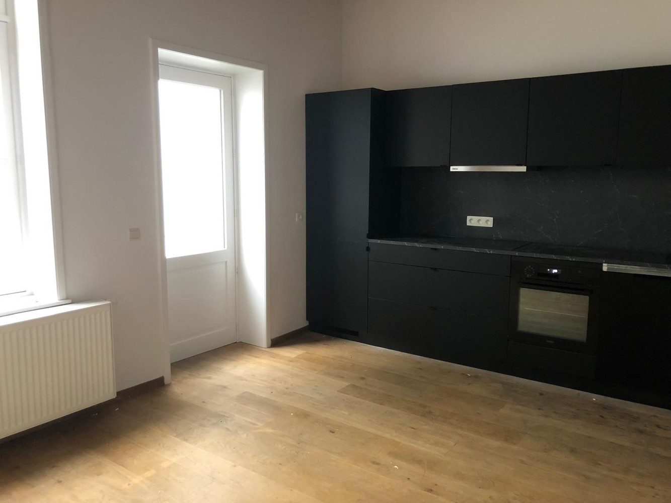 Historisch centrum Brugge.  Tussen de Vismarkt en de Coupure.  Prachtige, AUTHENTIEK GERENOVEERDE BURGERWONING met 4 SLAAPKAMERS, badkamer met ligbad en douchekamer + STADSPATIO. - foto 4