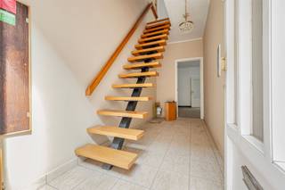 Charmante starterswoning met zonnig koertje op toplocatie in Rupelmonde!Droom je van een eigen woning die je volledig naar jouw smaak kan inrichten? Dan is deze gezellige starterswoning precies wat je zoekt! Gelegen in een rustig straatje, op wandelafstand van het centrum van Rupelmonde en de prachtige Schelde. Geniet je hier van de ideale combinatie tussen rust, natuur en een vlotte bereikbaarheid. De woning beschikt over twee ruime slaapkamers, een zonnig koertje, een praktische kelderberging, ... Met haar authentieke charme en heel wat potentieel is dit de perfecte kans om jouw nieuwe thuis te creëren. Contacteer ons vandaag nog om een bezoek in te plannen en ontdek zelf het potentieel van deze charmante starterswoning!