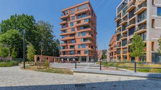 <p>Op een absolute toplocatie, midden in het bruisende centrum van Dendermonde, bevindt zich dit prachtig nieuwbouwappartement in de stijlvolle residentie Hof van Saeys. Gelegen op de 6de verdieping, geniet u van een uitzonderlijke lichtinval, een aangenaam gevoel van ruimte en een prachtig uitzicht over de stad.<br />Met een bewoonbare oppervlakte van ruim 100 m² biedt dit appartement alle comfort voor wie op zoek is naar hedendaags en zorgeloos wonen. De doordachte indeling omvat een ruime inkomhal, een lichtrijke leefruimte met grote raampartijen, een volledig ingerichte open keuken, een praktische berging, drie volwaardige slaapkamers, twee stijlvolle badkamers, een apart gastentoilet en een private kelderberging.<br />Dankzij de centrale ligging bevinden winkels, restaurants, openbaar vervoer en alle dagelijkse voorzieningen zich op wandelafstand. Hier combineert u het comfort van een recente woning met de levendigheid van het stadscentrum.<br />Een ondergrondse staanplaats kan afzonderlijk worden aangekocht, wat het wooncomfort compleet maakt.<br />Bent u op zoek naar een ruim, instapklaar appartement op een toplocatie in Dendermonde? Dan is dit een unieke kans die u niet mag missen. Contacteer ons vandaag nog voor een bezoek dirk@berno.be.</p>