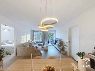 <p><strong>UKKEL – Ideaal gelegen in een residentiële en groene wijk, in de nabijheid van openbaar vervoer, scholen en winkels, lichtrijk 2-slaapkamerappartement van ±113m² bewoonbare oppervlakte gelegen op de 2e verdieping. Het appartement bestaat uit een inkomhal met apart toilet, een polyvalente ruimte van ±5m² (ideaal als bureau of vestiaire), een zeer ruime en lichte woonkamer van ±40m² die toegang biedt tot een prachtig zuidoost-georiënteerd terras van ±16m², en een open volledig uitgeruste leefkeuken (oven, kookplaat, dampkap, koelkast/vriezer, vaatwasser) met een wasruimte. Aan de nachtzijde bevindt zich een eerste slaapkamer van ±15m² met toegang tot het terras en een ensuite badkamer (bad, dubbele wastafel, toilet), evenals een tweede slaapkamer van ±14m² met ensuite douchekamer (inloopdouche, wastafel). Een garagebox is inbegrepen in de huurprijs. Provisie voor lasten van € 200/maand (warm water, verwarming, gemeenschappelijke delen). EPC B+! Beschikbaar vanaf 02/01/2027. Afmetingen worden ter indicatie gegeven.</strong><br /><br /></p>
<p><u>Op de 2<sup>e</sup> verdieping:</u></p>
<ul>
<li>Inkomhal met apart toilet</li>
<li>Polyvalente ruimte van ±5m²</li>
<li>Woonkamer van ±40m² (9,9 x 4,07) met toegang tot het zuidoost-georiënteerde terras van ±16m²</li>
<li>Open leefkeuken volledig uitgerust (oven, kookplaat, dampkap, koelkast/vriezer, vaatwasser) met wasruimte</li>
<li>Slaapkamer van ±15m² (5 x 3) met toegang tot het terras en ensuite badkamer (bad, dubbele wastafel, toilet)</li>
<li>Slaapkamer van ±14m² (2,5 x 5,4) met ensuite douchekamer (inloopdouche, wastafel)</li>
<li>Garagebox nr. B1 inbegrepen in de huurprijs</li>
</ul>
<p><br /><br /></p>
