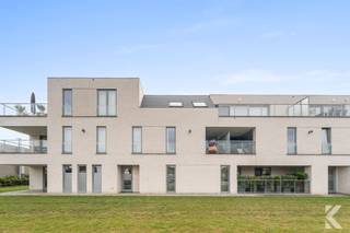 RECENT ENERGIEZUINIG NIEUWBOUWAPPARTEMENT INCLUSIEF GARAGEBOXInstapklaar appartement (bouwjaar 2023) met ruime master-bedroom, 2de...