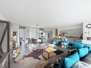 In de Klaverstraat 28 te Veurne vinden we deze prachtige woning met 3 slaapkamers, terras en garage (optioneel). Gelegen in het centrum van Veurne, op wandelafstand van de Grote Markt, openbaar vervoer, winkels, etc.INDELING:> Gelijkvloers:- Inkom;- Garage (optioneel).> Eerste verdieping:- Ruime leefruimte met veel lichtinval en uitzicht op het terras;- Zonnig terras ;- Open keuken met alle nodige apparaten;- Berging met aansluiting voor de wasmachine;- Gastentoilet.> Tweede verdieping:- Nachthal;- Slaapkamer 1 ;- Slaapkamer 2 ;- Slaapkamer 3 ;- Badkamer met douche, bad en wasmeubel;- Apart toilet.TROEVEN:- TOPlocatie (centrum Veurne, alles op wandelafstand);- Energiezuinig (EPC B!);- Veel natuurlijk lichtinval;- Ruime slaapkamers.De garage is optioneel en kan worden bij gehuurd voor €70,-/maand.Beschikbaar vanaf 01/06/2025.Bent u geïnteresseerd in deze eigendom te huur in Veurne? Ga naar de website www.dewaele.com, klik op het pand dat u wenst te huren. Via de rode knop "vraag je bezoek aan", vragen we u kort een profiel in te vullen. Daarna nemen we contact op voor een bezoek. Telefonisch kunnen er geen afspraken gemaakt worden.