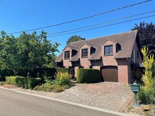 Gunstig gelegen villa met 3 slaapkamers tuin, nabij centrum Alken* Geen renovatieverplichting (EPC-label: D)* AsbestveiligDeze open bebouwing treffen...