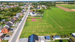 Ben je op zoek naar een ruim bouwperceel waar je jouw eigen woning kan realiseren? Dit perceel aan de Riemsterweg in Martenslinde combineert een royale oppervlakte met een open zicht over de velden aan de achterzijde.<br /><br />Met een oppervlakte van maar liefst 1.211 m² biedt het perceel heel wat mogelijkheden voor een vrijstaande woning, een ruime tuin en een vrijstaand bijgebouw. De ligging aan de Riemsterweg zorgt voor een vlotte verbinding richting Bilzen, Genk, Riemst, Maastricht en de E313. Winkels, scholen en openbaar vervoer bevinden zich eveneens in de nabije omgeving.<br /><br />Het perceel is bestemd voor open bebouwing en biedt onder meer volgende bouwmogelijkheden:<br /><br />Gelijkvloerse bouwdiepte tot maximaal 17 m<br /><br />Bouwdiepte op de verdieping tot maximaal 12 m<br /><br />Maximaal 2 volwaardige bouwlagen<br /><br />Keuze tussen een hellend of plat dak<br /><br />Mogelijkheid tot het voorzien van een carport binnen de voorziene zone<br /><br />Afmetingen van het perceel:<br /><br />Straatzijde: ca. 15,8 m<br /><br />Achterzijde: ca. 15,8 m<br /><br />Linkerzijde: ca. 50 m<br /><br />Rechterzijde: ca. 50 m<br /><br />Daarnaast voorzien de verkavelingsvoorschriften de mogelijkheid om één vrijstaand bijgebouw per perceel op te richten, bijvoorbeeld in de vorm van een tuinberging, poolhouse of terrasoverkapping. De oppervlakte hiervan bedraagt maximaal 10% van de achtertuin, wat voor een open bebouwing neerkomt op ongeveer 34 m², afhankelijk van de uiteindelijke inrichting van het perceel.<br /><br />Een gedeelte van het perceel is aangeduid als waterbufferzone. Deze grond mag groen worden ingericht, maar niet worden bebouwd of gebruikt voor parkeren.<br /><br />De hoofdbestemming van het perceel is wonen. Als nevenactiviteit zijn onder meer vrije beroepen, kantoorruimte en diensten toegestaan, met uitzondering van horeca en handel.<br /><br />Een ruim bouwperceel met veel mogelijkheden én een groen uitzicht aan de achterzijde.<br /><br />Interesse? Neem contact op via 089 390 990 of info@immofair.be!