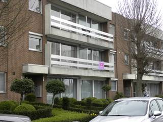 Appartement (90m²) op eerste verdiep met 2 slaapkamers in het hartje van Geel. Bestaande uit: inkomhal, ruime woonkamer, ingerichte keuken,...