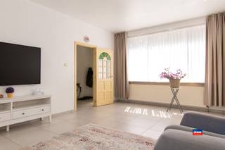 <p><span>2020 ANTWERPEN | RECENT GERENOVEERDE GEZINSWONING MET VIJF TOT ZES SLAAPKAMERS DRIE BADKAMERS EN STADSTUIN | GESCHIKT ALS KANGEROEWONING | EPC B |</span></p><p><span>Indeling als volgt: gelijkvloers: inkom met trap - woonkamer - polyvalente ruimte (of 6e slaapkamer) - badkamer met douche, lavabo en toilet - geïnstalleerde keuken - stadstuin.</span></p><p><span>Eerste verdieping: gang - tweede woonkamer - douchekamer met toilet - ruimte met voorziening voor 2de keuken - aanpalend terras - slaapkamer.</span></p><p><span>Tweede verdieping: overloop - 4 slaapkamers - badkamer. Grote, droge kelder van 75m².</span></p><p><span>Gelegen aan een ruim plein met speelzone en op loopafstand van winkels, scholen en openbaar vervoer.</span></p>