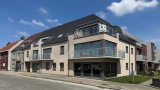 <h3><span>Modern apartment with 2 bedrooms, terrace and garage in the heart of Vichte</span></h3><p><span>Looking for a ready-made and comfortable apartment with all amenities within easy reach? Welcome to the residence Louis Isebaertplantsoen, where living in peace and near the bustling center of Vichte go hand in hand.</span></p><p><span>This recent apartment on the second floor (app. 203) offers everything you need:</span></p><ul><li><span>Two full bedrooms</span><span>, one equipped with built-in closets and a practical desk corner ideal for home workers!</span></li><li><span>A </span><span>spacious, sunny terrace</span><span> where you can relax.</span></li><li><span>A </span><span>fully equipped kitchen</span><span> with all modern appliances.</span></li><li><span>A convenient </span><span>storage room with built-in cupboards</span><span>, perfect for extra storage space.</span></li><li><span>And as an added bonus: a </span><span>locked garage box</span><span> included safe and always room for your car or extra storage.</span></li></ul><p><span>The location is an absolute asset: within walking distance of stores, schools and public transport, and with easy access to the main access roads.</span></p><p><span>Rental price: 650/month + 50 syndic</span></p><p><span>Interested in this apartment? Contact us today for a visit this is an opportunity not to be missed!</span></p>