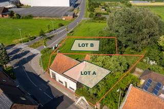 <p>Op zoek naar ruimte, rust en de vrijheid om volledig naar eigen smaak te bouwen? Dit bouwperceel van 815,60 m² aan de Stationsstraat 275 in Deerlijk biedt u die unieke kans. Dankzij de gunstige bouwvoorschriften en de ruime perceeloppervlakte kunt u hier een kwalitatieve, open eengezinswoning realiseren — of u nu kiest voor een landelijke stijl of een strakke, moderne architectuur.</p>
<p><strong>Bouwmogelijkheden in een notendop:</strong><br />✅ Maximale bouwbreedte: 14,20 meter<br />✅ Maximale bouwdiepte gelijkvloers: 13,50 meter | verdieping: 12 meter<br />✅ Tot 2 volwaardige bouwlagen onder hellend dak<br />✅ Kroonlijsthoogte tot 6 meter<br />✅ Bestaande hoogstammige boom op het perceel blijft behouden</p>
<p><strong>Extra troeven die het verschil maken:</strong><br />✅ Ruim perceel van 815,60 m² — open bebouwing<br />✅ Omgevingsvergunning verkaveling afgeleverd op 1 april 2026<br /><strong>✅ Sloop &amp; heropbouw mogelijk aan 6% BTW (mits voldaan aan voorwaarden)</strong><br />✅ Groene, kwalitatieve tuinzone<br />✅ Bijgebouwen mogelijk conform vrijstellingsbesluit</p>
<p><em><strong>Aandacht:</strong> Voor dit lot dient rekening gehouden te worden met een bijdrage van €7.500 voor nutsinfrastructuur.</em></p>
<p>Benieuwd naar de mogelijkheden? Wij begeleiden u graag met een persoonlijke prijssimulatie en inspirerende bouwvoorbeelden. Contacteer Immo Dhaene voor meer informatie of een vrijblijvend plaatsbezoek.</p>
<p><em>(renders zijn illustratief en niet inbegrepen in de vraagprijs)</em></p>