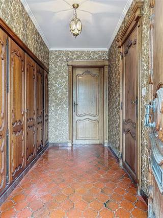 TE RENOVEREN WONING MET VEEL POTENTIEEL OP EEN PERCEEL VAN 1193M² IN HET CENTRUM VAN VLAMERTINGE INDELING VAN DE WONING:BIJ HET BETREDEN VAN DE...