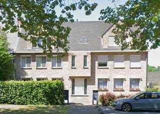 Prachtig afgewerkt dakappartement met groot terras (stopcontact/verlichting/water aanwezig op terras), gelegen net buiten de ring/centrum...