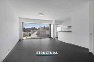 Bent u op zoek naar een instapklaar appartement waar u zonder zorgen meteen uw intrek kunt nemen? Dan is dit volledig gerenoveerde appartement van 97 m² ongetwijfeld een bezoek waard. Gelegen op de tweede verdieping, in het hart van Strombeek-Bever, combineert dit appartement een moderne afwerking met een uitstekende ligging op wandelafstand van winkels, openbaar vervoer en alle dagelijkse voorzieningen. IndelingTweede verdieping: inkomhal, lichtrijke leefruimte, volledig uitgeruste keuken met toegang tot het zuidoost georiënteerde terras, nachthal, twee ruime slaapkamers van 11,3 m² en 15,3 m², badkamer en apart toilet.Karakteristieken- Volledig gerenoveerd en instapklaar- Bewoonbare oppervlakte van 97 m²- Twee ruime slaapkamers- Zuidoost georiënteerd terras- Centrale ligging in het centrum van Strombeek-Bever- Energiezuinig met EPC-label B- Elektrische installatie conform Een verzorgd en ruim appartement dat comfort, energiezuinigheid en een uitstekende ligging perfect combineert. Ideaal als eigen bewoning of als interessante investering. Contacteer Structura voor meer informatie of plan vandaag nog uw bezoek via 02 460 80 46 of info@structura.be