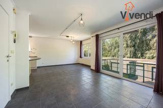 <div>
<p>Bent u op zoek naar een ruim en instapklaar appartement op een rustige locatie, vlak bij de jachthaven? Dan is dit verzorgde duplexappartement absoluut een bezoek waard.<br />Dit aangename appartement biedt maar liefst drie volwaardige slaapkamers, twee zonnige terrassen en een afgesloten garagebox. Dankzij de rustige ligging geniet u hier van een optimale woonkwaliteit, terwijl winkels, horeca en andere voorzieningen zich binnen handbereik bevinden.<br />Op de bovenverdieping bevinden zich drie ruime slaapkamers, allemaal bereikbaar via de nachthal. Daarnaast vindt u hier een apart toilet en een comfortabele badkamer, uitgerust met een ligbad met douchefunctie en een dubbele wastafel.<br />De eerste verdieping verwelkomt u met een inkomhal en een gastentoilet. Aansluitend bereikt u de royale leefruimte met open keuken. De grote raampartijen aan de achterzijde zorgen voor een overvloed aan natuurlijk licht en bieden tegelijk een aangenaam gevoel van privacy. De woonkamer strekt zich uit over de volledige breedte van het gebouw, wat resulteert in een bijzonder ruim en open woongevoel.<br />De open keuken sluit naadloos aan op een praktische berging en is voorzien van kwalitatieve toestellen van gerenommeerde merken, waardoor comfort en gebruiksgemak centraal staan.<br />Een extra pluspunt zijn de twee terrassen aan de achterzijde van het gebouw, één op elke verdieping. Hier kunt u op elk moment van de dag in alle rust genieten van het buitenleven.<br /><strong>Kortom, een ruim, lichtrijk en uitstekend ingedeeld duplexappartement op een toplocatie nabij de jachthaven, ideaal voor wie comfortabel en rustig wil wonen.</strong></p>
</div>