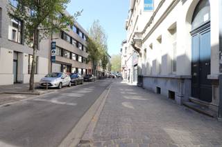 <p>Op zoek naar een parkeerplaats in de studentenbuurt? Wij bieden een bovengrondse autostaanplaats(en) aan.</p><p>Deze openlucht autostaanplaats is gunstig gelegen in een levendige en centraal gelegen studentenomgeving. Dankzij de uitstekende ligging bent u op korte afstand van campussen, openbaar vervoer en belangrijke invalswegen. Ideaal voor studenten, pendelaars of buurtbewoners die een vlot bereikbare parkeeroplossing zoeken. Een uiterst centrale locatie op wandelafstand van het historische centrum en tevens nabij grote invalswegen. Direct aan openbaar vervoer.</p><p>- 2 plaatsen beschikbaar<br />- Hovk van onbepaalde duur<br />- Automatische poort</p><p>Interesse? Vul uw gegevens in onderaan de advertentie op onze website www.sinjoor.be. De dossierverantwoordelijke neemt zo snel mogelijk contact met u op.</p>