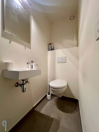 Op wandelafstand van centrum, station en ziekenhuis van Zottegem, vinden we deze recent gebouwde (2020), energiezuinige woning, in prima staat van onderhoud. Deze woning omvat een inkomhall met gastentoilet, lichtrijke leefruimte met open, ingerichte keuken en naastliggende wasplaats/berging. Op het eerste verdieping zijn er 3 slaapkamers en een badkamer met ligbad, wasmeubel en inloopdouche. Verder is er een apart nachttoilet. De zolder is afgewerkt als een grote kamer. De tuin is toegankelijk langs achteraan. Verder is er ook een privé overdekte staanplaats inbegrepen. Topper ! Voor meer inlichtingen of een bezoek, contacteer Veronique 0483/676579
