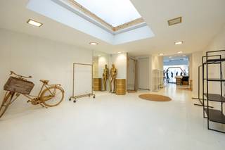 GELIJKVLOERSHANDELSPANDWinkel 78 m² met kitchenette 7 m² en toilet met handenwasser en lavabo.Veranda 11 m² op tegel. Zuidoost georiënteerde tuin met...