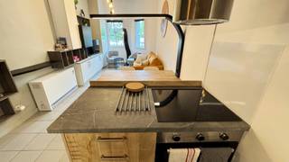 Gelijkvloers bemeubeld appartement.Goed gelegen op enkele stappen van het strand en openbaar vervoer.Living met ingerichte keuken, douchekamer, apart...