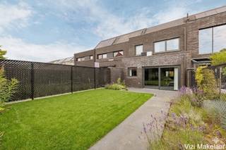 <p><br />Deze ruime nieuwbouwwoning met maar liefst 200 m² bewoonbare oppervlakte combineert hedendaags wooncomfort, energiezuinige technieken en een praktische indeling op een rustige ligging. Gelegen in een doodlopende straat geniet u hier van weinig verkeer, extra privacy en een aangename woonomgeving voor het hele gezin.</p>
<p><u>Gelijkvloers</u><br />Via de inkomhal (12m²) met gastentoilet komt u binnen in een ruime en lichtrijke leefruimte met open, ingerichte keuken (71m²). Vanuit de leefruimte geniet u van een mooi zicht op de tuin en directe toegang tot het terras. Aansluitend aan de keuken bevindt zich een praktische berging (5m²). De ruime garage biedt plaats aan twee wagens, fietsen en tuingerief (36m²).</p>
<p><u>Eerste verdieping</u><br />Op de eerste verdieping bevinden zich drie ruime slaapkamers, waarvan de grootste is ingericht met een dressing (17-11-9.5m² - dressing 5.5m²). De badkamer is voorzien van hedendaags comfort en sluit perfect aan bij de moderne uitstraling van de woning (11m²).</p>
<p><u>Tweede verdieping</u><br />De tweede verdieping biedt een prachtige extra ruimte die perfect kan worden ingericht als vierde slaapkamer, bureau, hobbyruimte of ontspanningskamer. Daarnaast is er extra bergruimte aanwezig (32m²).</p>
<p><u>Extra troeven</u><br />De woning is uitgerust met driedubbele beglazing, een warmtepomp voor verwarming en sanitair warm water, ventilatiesysteem D en een gunstig E-peil van 37. De bovenverdiepingen zijn afgewerkt met prachtige plankenvloeren. Voor de woning is er bovendien voldoende parkeergelegenheid aanwezig.</p>