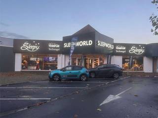 Schitterend gelegen handelspand gelegen in het koopcentrum van Wevelgem. Aanpalende handelspanden zijn o.a. Heytens, Torfs, Action, Van Haaren....Dit...