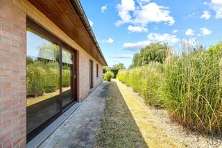 Mooi en rustig gelegen bungalow, handige oprit en leuke tuin. INDELING: inkomhal, toilet, ruime, lichtrijke woonkamer, gezellige keuken, nachthall,...