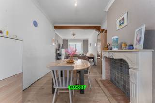 Deze woning bevindt zich op een uiterst centrale ligging te Blankenberge. In de nabije omgeving vindt U verschillende handelszaken, cafés en restaurants terug. Zowel het strand, openbaar vervoer als lagere- en middelbare scholen zijn een boogscheut verwijderd van deze woning.<br /><br />De inkomhal leidt ons naar een knusse woonkamer waar de openheid en ruimte meteen aangetoond wordt. Aansluitend treffen we een eetkamer die toegang biedt tot een lichtrijke keuken. Deze staat in verbinding met een ruime stadskoer en een badkamer die uitgerust is met bad, wastafel, toilet en aansluiting voor wasmachine. <br /><br />Via de trappenhal komen we op de eerste verdieping waar we twee slaapkamers terugvinden. De tweede verdieping werd ingericht met drie overige slaapkamers waarvan één momenteel dienst doet als een dressing. Als laatste troef is er ook een grote zolder aanwezig.<br /><br />De woning is deels voorzien van dubbele beglazing. Verder is de elektriciteit conform gekeurd.<br /><br />Bent U op zoek naar een investering, tweede verblijf of vaste verblijfplaats? <br /><br />Aarzel niet en maak snel uw afspraak!<br /><br />