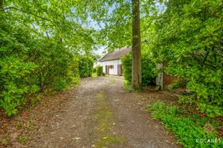 *** RESERVEER UW BEZOEK VIA WWW.POLARES.EU ***In een uitzonderlijk bosrijke en rustige omgeving bevindt zich deze vrijstaande woning uit het midden...