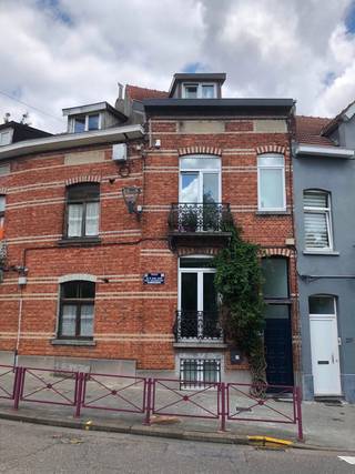 Instapklare karaktervolle woning met 4 slaapkamers op een toplocatie in Sint-Agatha-Berchem.<br /><br />TE KOOP : Instapklare twee-gevel woning met open zicht, 4 ruime slaapkamers en binnenkoer in de dorpskern van Sint-Agatha-Berchem. Met een zeer goede mobiliteitsscore van 9,4/10 en het Wilderbos als uw verlengde achtertuin, woont u hier in een (kind)vriendelijke, levendige en groene omgeving. <br /><br />Troeven:<br />•Toplocatie met open zicht: Gelegen in een rustige, gegeerde buurt met alle voorzieningen (scholen, winkels, openbaar vervoer, culturele centra) en Schweitzerplein op wandelafstand. Uitstekende verbinding met de Ring en het treinstation; groene ligging vlak bij Wilderbos. <br />•Lichtrijke woning<br />•4 Volwaardige slaapkamers<br />•2 Badkamers en toiletten<br />•Binnenkoer<br />•Conforme electriciteit en recente ketel<br /><br />Indeling van de woning :<br />•Souterrain: De woning is volledig onderkelderd en kan gebruikt worden als wasplaats, stockageruimte of hobbyruimte.<br />•Gelijkvloers: Gezellige leefruimte met ingerichte keuken en toegang tot het terras. Verder bevindt zich hier een badkamer met ligbad en toilet.<br />•Tussenverdieping: Praktische, extra doucheruimte met toilet.<br />•Eerste verdieping: Een ruime lichtrijke slaapkamer en een kleinere tweede slaapkamer.<br />•Tweede verdieping: Twee aangename slaapkamers onder het dak<br /><br />Extra info:<br />•Elektriciteit: conform<br />•Verwarming: Hoogrendements-condensatiegasketel (Vaillant), vernieuwd in 2023.<br />•Beglazing: PVC-raamwerken met dubbele beglazing.<br />•Badkamer: Recent gerenoveerd in 2022<br />•EPC: E. Energiescore voldoet aan Brussels EPB-normen; geen directe renovatieplicht. <br />•Mobiliteitsscore: 9,4/10<br />•Beschikbaarheid: Vrij bij akte.<br /><br />Een charmante, karaktervolle woning in een gegeerde woonomgeving! <br /><br />Bezoekdagen (op afspraak)-tel. 0476/22.18.69 of mail marjoleindebruycker@hotmail.com<br />zaterdag 20 juni 2026<br />woensdag 24 juni 2026<br />
