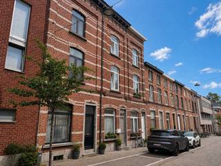 Op zoek naar een gezellige plek om met vrienden samen te wonen?<br /><br />Welkom in deze ruime en lichtrijke woning op een uitstekende ligging in Leuven. Je woont hier midden in het bruisende centrum, vlak bij verschillende faculteiten, sportfaciliteiten, winkels, supermarkten en tal van eet en drinkgelegenheden. Alles wat je nodig hebt, ligt dichtbij!<br /><br />Je komt binnen via de inkomhal, waar zich een extra ruimte bevindt die dienst kan doen als fietsenberging of thuiskantoor. Aansluitend bevindt zich de lichte leefruimte met inbouwkasten, die uitgeeft op een volledig ingerichte keuken met ingebouwde oven, frigo met diepvriesvak, dubbele wastafel, keramische kookplaat en dampkap. Naast de keuken is er een apart toilet met bijkomende opbergruimte. Op de <strong>eerste verdieping</strong> bevindt zich één bemeubelde slaapkamer en een badkamer ingericht met douche, kasten, dubbel lavabomeubel met spiegel en toilet. De <strong>tweede verdieping </strong>telt twee ruime slaapkamers.<br />Op de zolder bevindt zich de vierde slaapkamer, voorzien van een eigen lavabomeubel en een afgescheiden slaapgedeelte. Buiten beschikt de woning over een ruim <strong>terras </strong>en een omheinde <strong>stadstuin</strong> van [<strong>106m</strong>²]!<br /><br />CO-HOUSING IN DEZE WONING IS TOEGESTAAN MAAR NIET VOOR STUDENTEN (TENZIJ ONDER VOLGENDE VOORWAARDEN):<br />https://www.leuven.be/co-housing-samenhuizen<br /><br />De woning is beschikbaar vanaf 1 oktober 2026 en heeft een maandelijkse huurprijs van 1700 euro. De nutsvoorzieningen (gas, elektriciteit en water) zijn voor eigen rekening.<br /><br />Neem gerust contact met ons op voor verdere informatie of om een bezichtiging te regelen, via telefoon op 016 23 90 81 (elke weekdag bereikbaar tussen 10u en 13u), of maak zelf een afspraak via onze handige online agenda onder 'bezoekmoment kiezen'. Dit is een geweldige kans die u niet wilt missen!