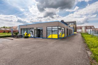 <p><strong>Achterliggende handelsruimte te koop in Rijkevorsel</strong></p>
<p>Bent u op zoek naar een ruim en <strong>veelzijdig handelspand</strong> op een vlot bereikbare locatie in Rijkevorsel? Dit achterliggend commercieel pand biedt <strong>tal van mogelijkheden</strong> voor detailhandel, dienstverlening, kantooractiviteiten, praktijkruimte, showroom of andere commerciële doeleinden.</p>
<p>Met een totale bruikbare oppervlakte van ongeveer <strong>245 m²</strong> beschikt het pand over een <strong>grote polyvalente ruimte van ca.</strong> <strong>48 m²</strong> die perfect kan dienen als winkelruimte, showroom of ontvangstruimte. Daarnaast zijn er verschillende afzonderlijke kantoren en multifunctionele ruimtes aanwezig, waardoor het gebouw flexibel kan worden ingericht volgens uw activiteiten.</p>
<p>De indeling omvat onder meer:</p>
<ul>
<li>Ruime polyvalente ruimte</li>
<li>Afzonderlijke kantoorruimtes</li>
<li>Keuken met eet- of pauzemogelijkheid</li>
<li>Extra kamer/bureauruimte</li>
<li>Diverse bergingen/opslagruimtes</li>
<li>Sanitaire voorzieningen</li>
<li>Centrale inkom</li>
</ul>
<p>Een absolute troef van dit pand zijn de <strong>25 privatieve parkeerplaatsen</strong>, wat zorgt voor een uitstekende bereikbaarheid en voldoende parkeergelegenheid voor klanten, bezoekers en personeel.</p>
<p>Het pand geniet van een <strong>goede bereikbaarheid</strong> en een strategische locatie voor <strong>uiteenlopende commerciële activiteiten</strong>. De combinatie van ruime parkeermogelijkheden, flexibele indeling en diverse gebruiksmogelijkheden maakt dit pand bijzonder interessant voor ondernemers en investeerders.</p>
<p>Interesse in dit veelzijdige handelspand? Contacteer ons voor meer informatie of een bezichtiging ter plaatse.</p>
<p></p>