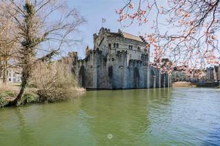 <p><span>GHENT - Completely renovated town house with terrace and view of the Castle of the Counts</span></p><p><span> </span></p><p><span>In the charming Prinsenhof, on a prime location in the heart of Ghent, we find this stylishly renovated middle-class house with three bedrooms. The perfect combination of character, comfort and location. </span></p><p><span> </span></p><p><span>Main assets: </span></p><ul><li><span>Completely and tastefully renovated</span></li><li><span>Large terrace off the kitchen</span></li><li><span>Bright living space with stove</span></li><li><span>Breathtaking view of the Castle of the Counts</span></li><li><span>Spacious wine cellar with facilities for washing machine and dryer</span></li></ul><p><span> </span></p><p><span>This is what the ground floor looks like: </span></p><p><span>We enter the house through a spacious entrance hall with guest toilet. The dining area connects nicely to the kitchen, which offers direct access to the large terrace. </span></p><p><span> </span></p><p><span>This is what the floors look like: </span></p><p><span>On the second floor is the bright living space with cozy stove. The second floor houses a spacious bedroom and a bathroom with bathtub/shower, sink, toilet and built-in wardrobe. The top floor houses the master bedroom with separate shower and toilet, and a magnificent view of the historic Castle of the Counts. </span></p><p><span> </span></p><p><span>Guide price: 1.190.000,00 euro</span></p><p><span>EPC: B</span></p><p><span> </span></p><p><span>Contact Axel Lenaerts estate agents to visit this ready to move in property with character. </span></p>