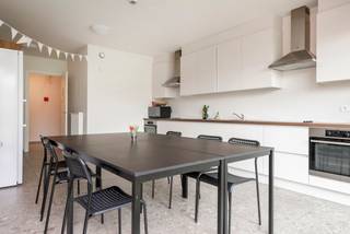 <p>Ontdek deze prachtige studio in een modern project met 18 studio's, gebouwd in 2018, gelegen in de onmiddellijke omgeving van campus Drie Eiken en dicht bij Groenenborger en Middelheim. De ligging is ideaal met openbaar vervoer in de straat en grote invalswegen op korte afstand.</p>
<p>Het project biedt een ruime gemeenschappelijke keuken en eetplaats, een groot terras, en een tuin met fietsenstalling.</p>
<p>De studio bevindt zich op de begane grond en is tot nu toe steeds verhuurd aan studenten. De kamer is praktisch ingedeeld met een leefruimte die een slaapgedeelte en een bureaugedeelte omvat. De badkamer is modern ingericht met een badkamermeubel en een inloopdouche. Daarnaast beschikt u over twee fietsenstallingen.</p>
<p>Dit is een zeer interessante investering met veel potentieel.</p>
EPC: 58.99Kwh/m²/jaar.